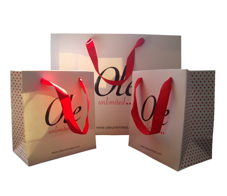 Túi quà tặng giấy trắng in tùy chỉnh Bán buôn tại chỗ UV Logo Ribbon Xử lý
